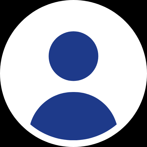 Foto direktur perusahaan retail berusia 40an dengan kacamata dan rambut pendek rapi